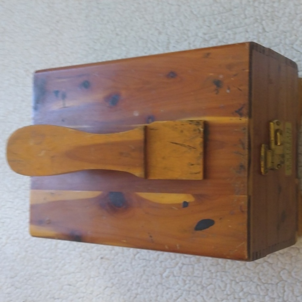 Vintage Cedar Griffin Shoe Shine Kit - 13 Pieces - Picture 2 of 16